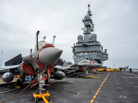 Jachtvliegtuigen op het dek van Charles de Gaulle, het vliegdekschip van de Franse marine.